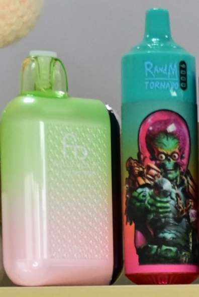 Exploration du RandM Tornado 9000 : Une Révolution dans le Monde du Vapotage